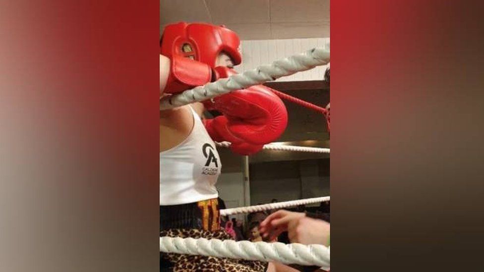 Emma en el ring de boxeo con los guantes puestos