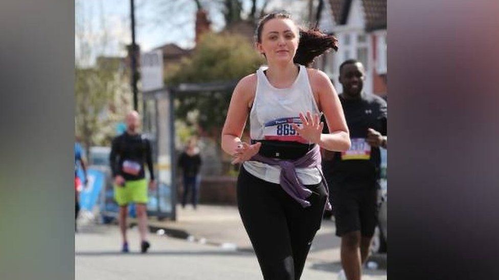 Emma Noyces corre una maratón