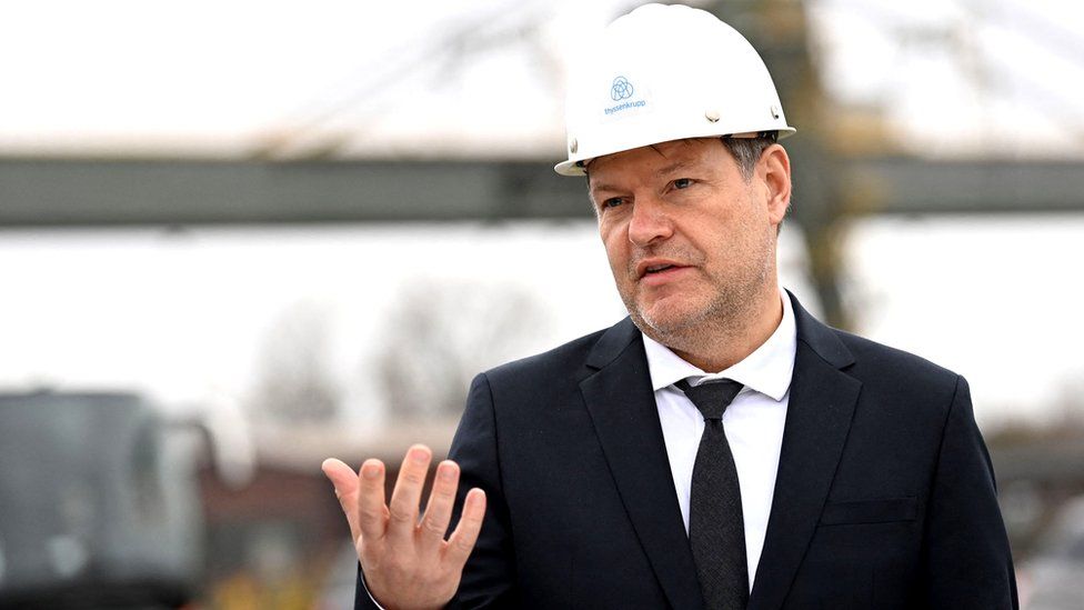 El Ministro de Asuntos Económicos y Protección del Clima de Alemania, Robert Habeck, habla durante una visita de Thyssenkrupp Steel