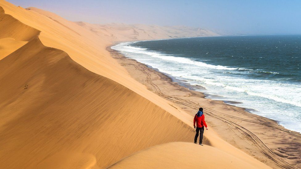 Dunas de arena y el mar Namibia