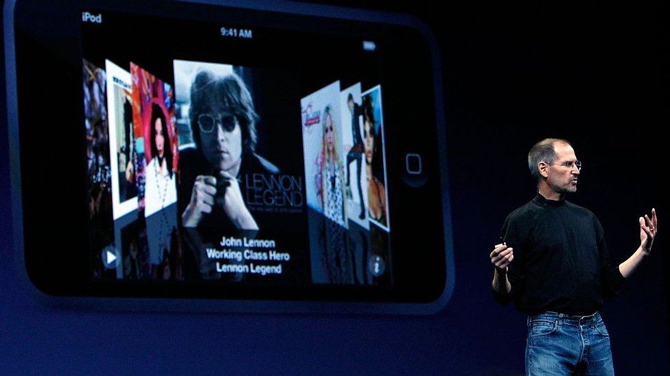 El CEO de Apple, Steve Jobs, presenta el nuevo iPod Touch en un evento especial de Apple el 5 de septiembre de 2007 en San Francisco, California.