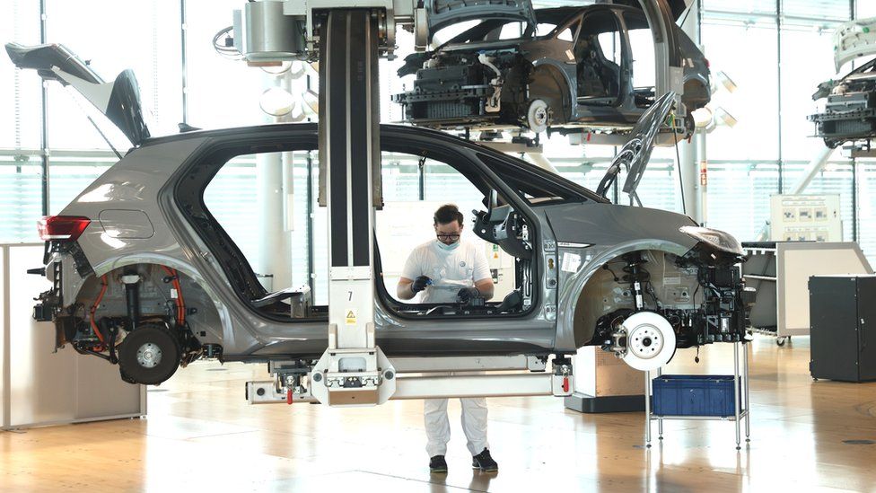 Un trabajador ensambla el interior de un automóvil eléctrico Volkswagen ID.3 en una línea de ensamblaje en la planta de producción "Gläserne Manufaktur" ("Glass Manufactory") el 8 de junio de 2021 en Dresden, Alemania.