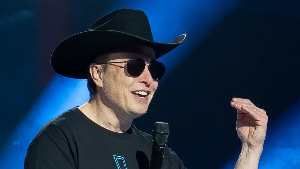 Elon Musk habla en la ceremonia de apertura de Tesla Giga Texas Producer "Cyber ​​Rodeo" el 7 de abril de 2022 en Austin, Texas
