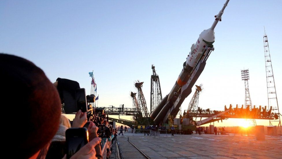 Los turistas fotografían un cohete en una plataforma de lanzamiento en el Cosmódromo de Baikonur 2015 que llevaría a Tim Peake a la Estación Espacial Internacional