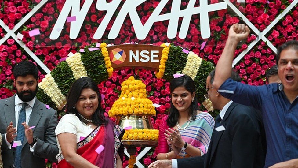 Falguni Nayar (CL), CEO y CEO de Nykaa, junto con su hija Advaita (CR) asisten a la OPI de la compañía en la Bolsa Nacional de Valores de Mumbai el 10 de noviembre de 2021