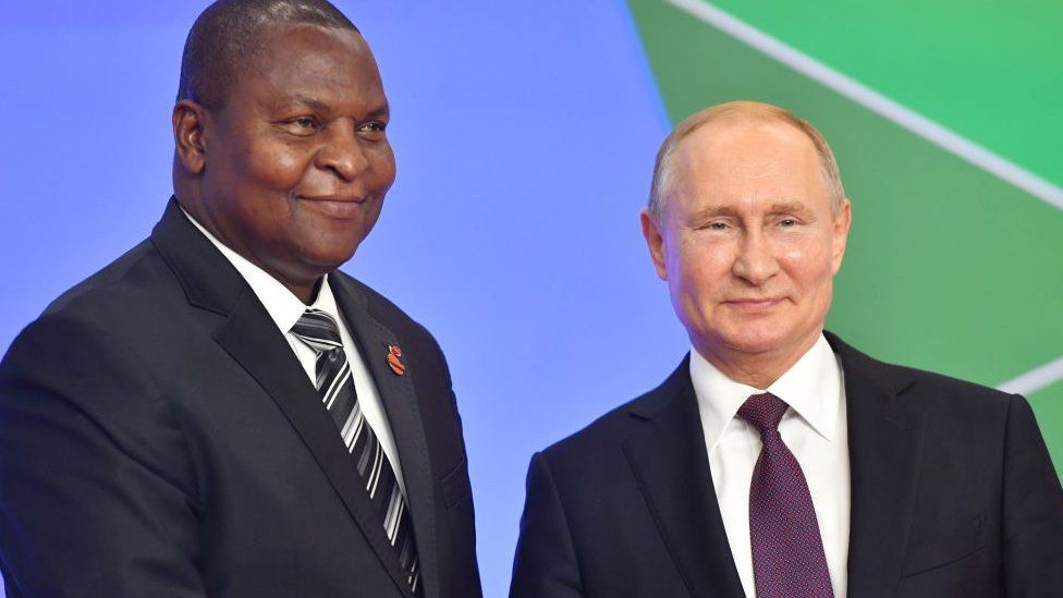 Faustin Arcángel Touadera (L), presidente de la República Centroafricana, y el presidente ruso Vladimir Putin