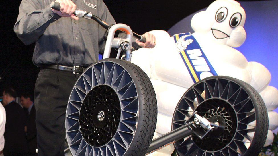 Neumáticos Michelin "Tweel" exhibidos en Segway Concept Centaur (R) e iBOT Mobility Systems en el Salón Internacional del Automóvil de Norteamérica de 2005 el 9 de enero de 2005 en Detroit