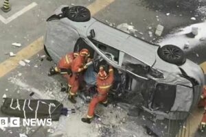 Dos personas murieron cuando nueve autos eléctricos cayeron de una oficina en un tercer piso en Shanghái