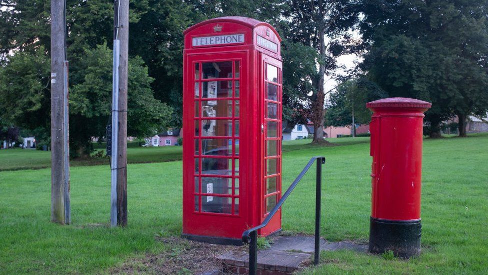 Una cabina telefónica en un parque.
