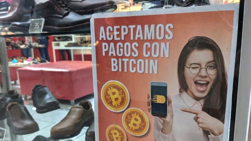 Afiche de una tienda que acepta Bitcoin