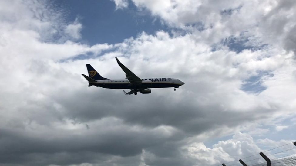 El avión aterriza en el aeropuerto de East Midlands