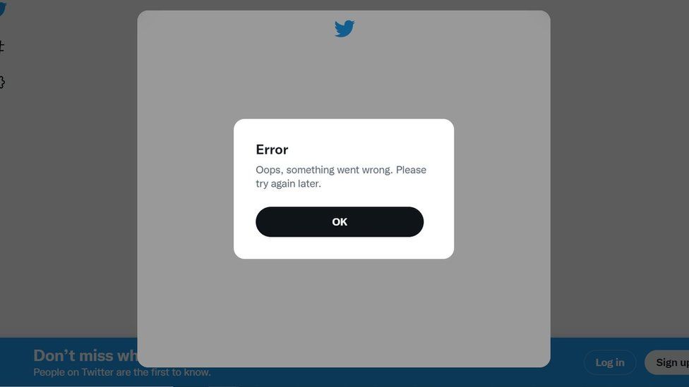 El sitio de escritorio de Twitter muestra un mensaje de error y pide a los usuarios que lo hagan "Por favor, inténtelo de nuevo más tarde"