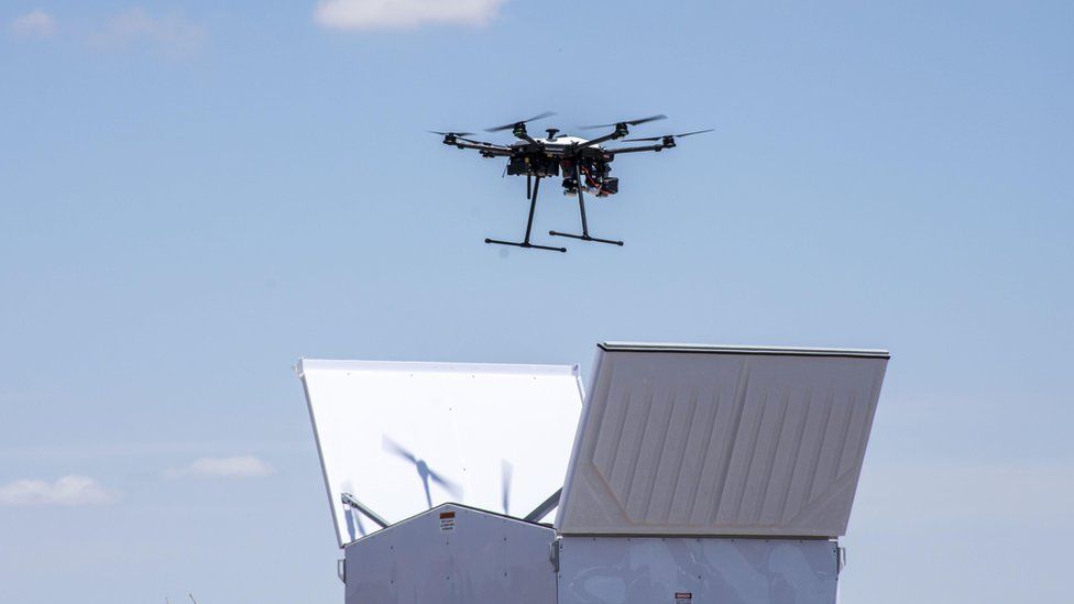 Un dron saliendo de su hangar