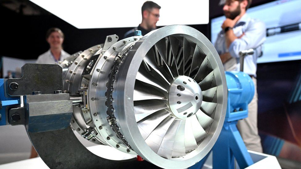Los asistentes miran un modelo de un motor de avión Rolls Royce, creado para el caza a reacción Tempest propuesto