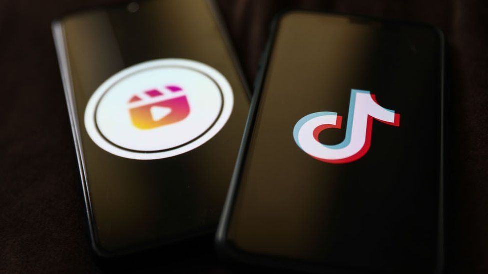 Teléfono inteligente que muestra el logotipo de Instagram Reel junto a otro teléfono inteligente que muestra el logotipo de TikTok
