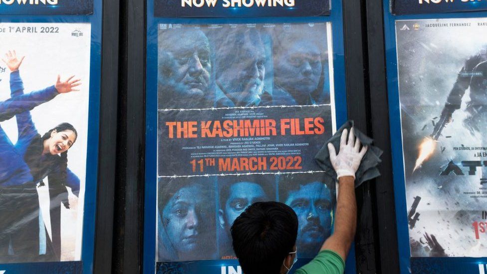 En esta foto tomada el 7 de abril de 2022, un trabajador limpia una pantalla con el cartel de la película de Bollywood. 